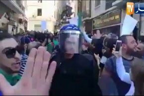 الشباب يحيون الشرطة على طريقتهم الخاصة بعد إنتهاء المسيرة السلمية