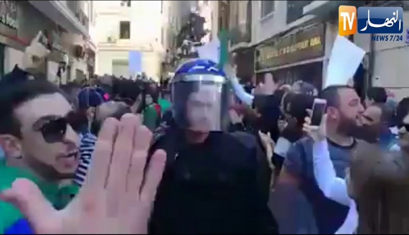 الشباب يحيون الشرطة على طريقتهم الخاصة بعد إنتهاء المسيرة السلمية