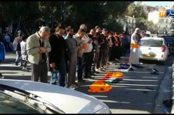 العاصمة/ المتظاهرون يؤدون صلاة العصر جماعة وسط الشارع