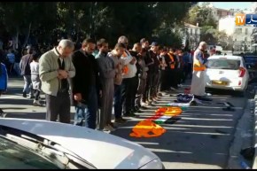 العاصمة/ المتظاهرون يؤدون صلاة العصر جماعة وسط الشارع