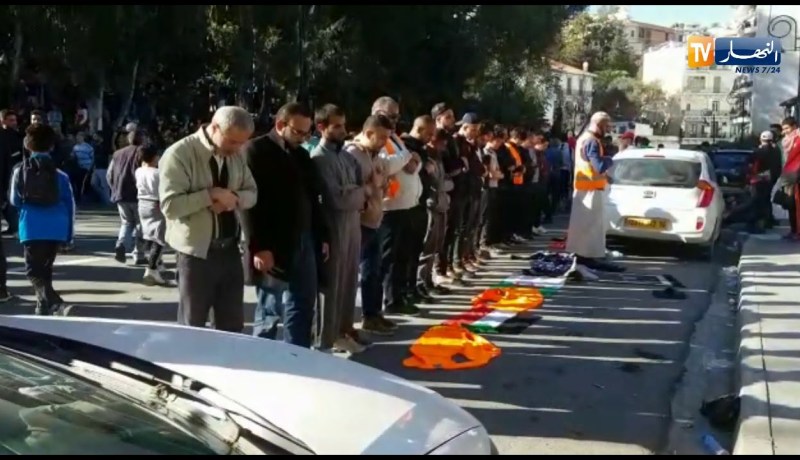 العاصمة/ المتظاهرون يؤدون صلاة العصر جماعة وسط الشارع