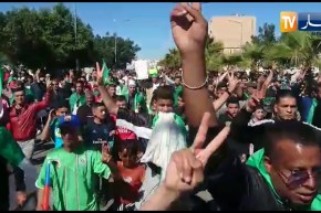 عين تيموشنت: المواطنون يخرجون في مسيرات سلمية تنديدا بتأجيل الإنتخابات