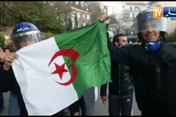 أفراد الشرطة يطلقون الرصاص في السماء ويحتفلون مع الشعب
