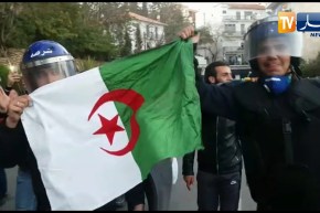 أفراد الشرطة يطلقون الرصاص في السماء ويحتفلون مع الشعب