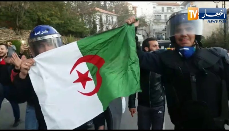 أفراد الشرطة يطلقون الرصاص في السماء ويحتفلون مع الشعب