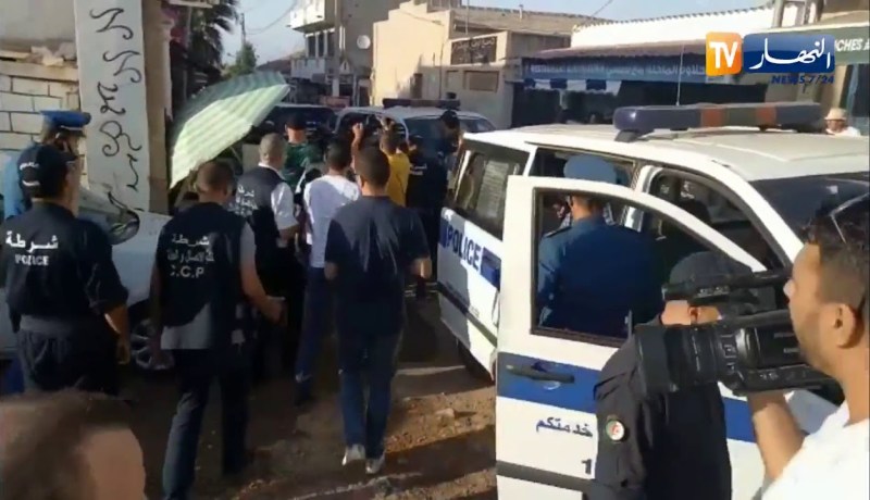 شاهد كيف داهمت قوات الشرطة…  أصحاب الباركينغ بتيبازة