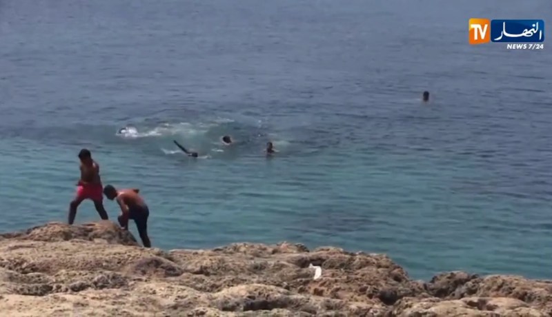 عنابة: إقبال على شاطئ شطايبي رغم قرار غلق الشواطئ تفاديا لانتشار الجائحة