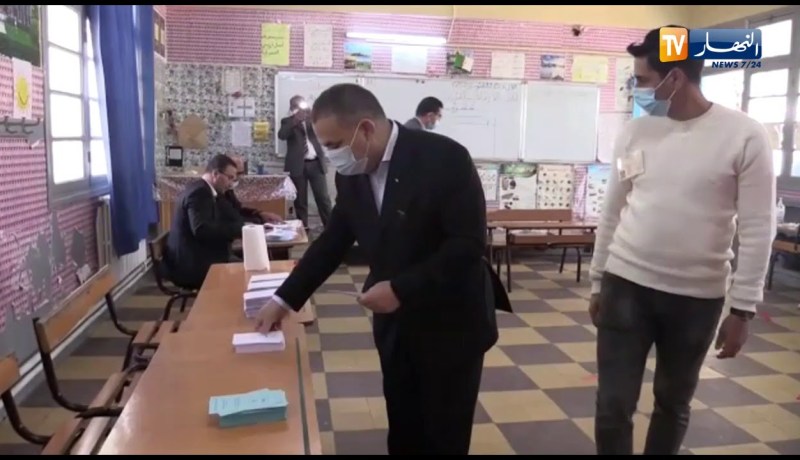 معسكر:  رئيس الامن الولائي “عبد الغني بطيوي” يؤدي واجبه الانتخابي