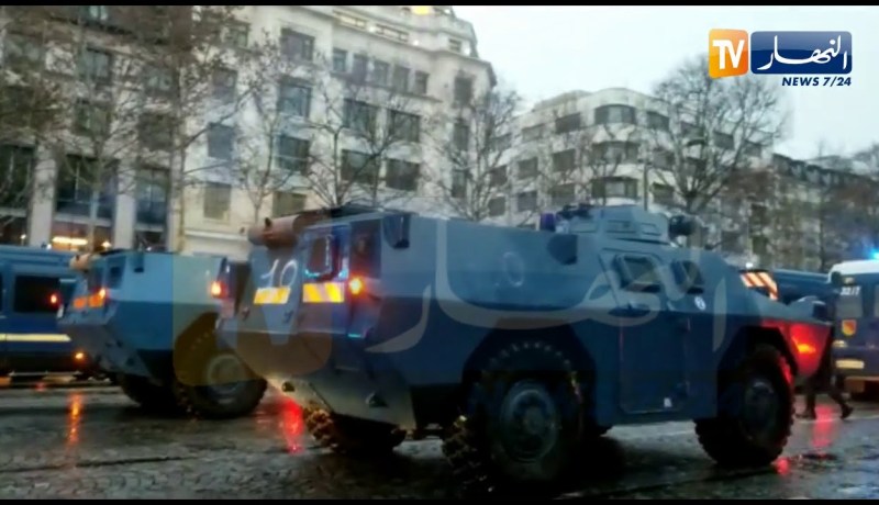 مدرعات الشرطة الفرنسية تقتحم شارع الإيليزيه وسط إطلاق كثيف للقنابل المسيلة للدموع لفك المتظاهرين