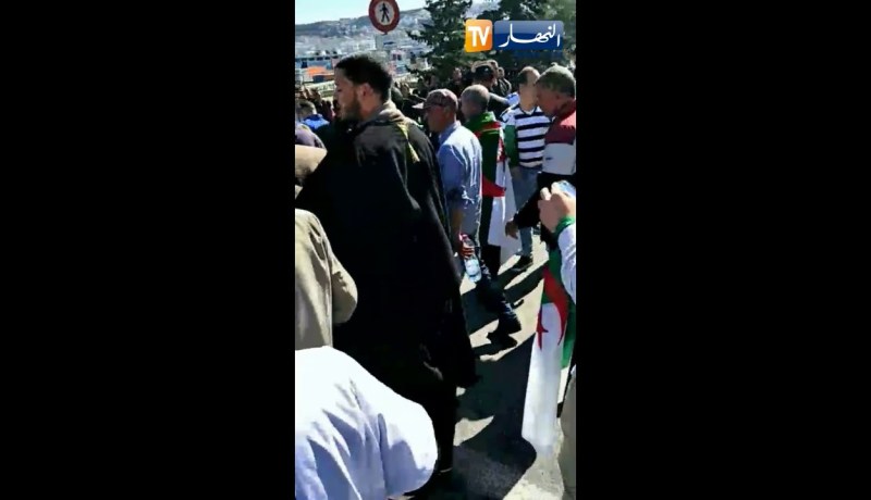 شاهد لحظة طرد “جاب الله” من في المسيرة السلمية بالعاصمة