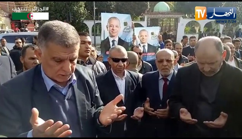 “بن قرينة” يقرأ الفاتحة بساحة الشهداء بعين الدفلى