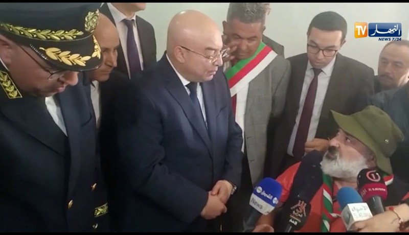 وزير الداخلية يستمع لرسام يعيش في الشارع لأزيد من 25 سنة ويمنح له سكن