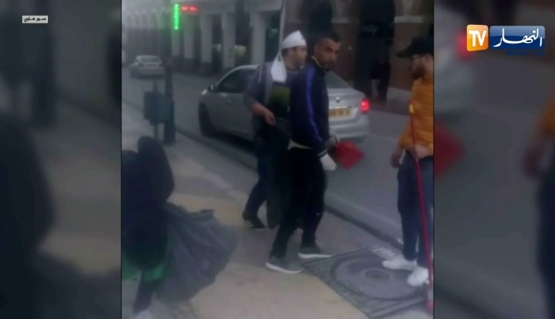 قسنطينة: شباب ينظف الشوارع عقب إنتهاء المسيرات