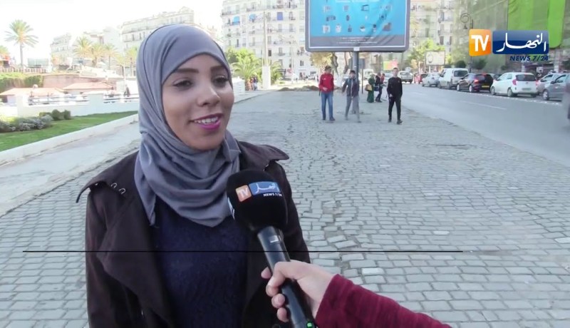 شباب متزوج محرج من وضع خاتم الزواج.. !!