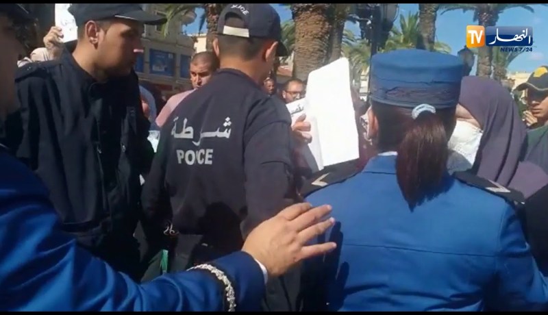 سكان بلدية الرويبة يعترضون موكب وزير الداخلية ويحتجون بسبب السكن