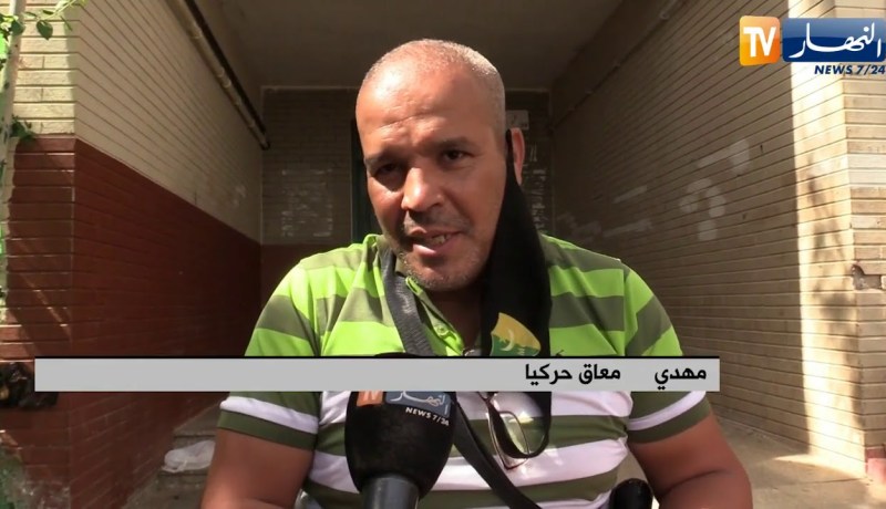 مجتمع: قصة معاناة مهدي المعاق حركيا للصعود لبيته بالطابق الرابع