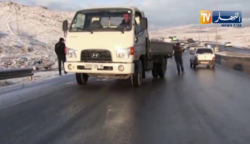 طقس: إستمرار تساقط ثلوج يتعدى سمكها 20 سم على المرتفعات التي يصل علوها 800 متر