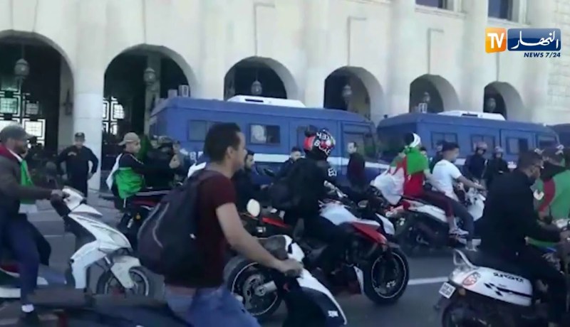 العاصمة: مسيرات سلمية رافضة للتأجيل والتمديد وصور حضارية يصنعها الجزائريون