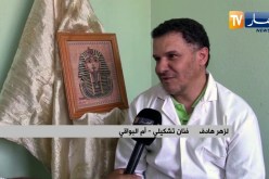 أم البواقي : لزهر  موهبة تتفنن في رسم ملوك الفراعنة على هرم ورقي