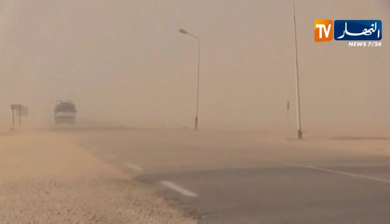 رياح قوية مرفوقة بزوابع رملية على الواحات