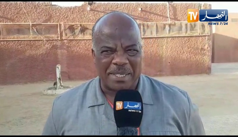 لخريف محمد رئيس مركز ببرج باجي مختار مكاتب الإستفتاء تشهد إقبال كبير من المواطنين