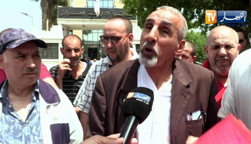 العاصمة:  تجار السوق البلدي بباش جراح يحتجون أمام مقر دائرة الحراش