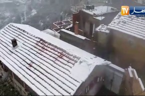 تيزي وزو:  تساقط الثلوج بقرية تيزي قفراس بلدية ايمسوحال