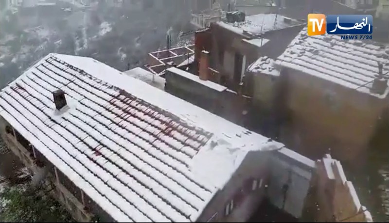 تيزي وزو:  تساقط الثلوج بقرية تيزي قفراس بلدية ايمسوحال