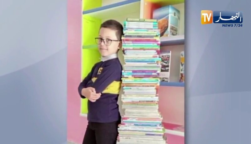 الطفل سلمان من الشلف .. ينجح في قراءة 276 عنوان وهو بعمر 8 سنوات
