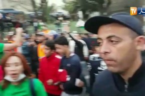 العاصمة: الشرطة يحتفلون بعد نهاية المسيرات السلمية