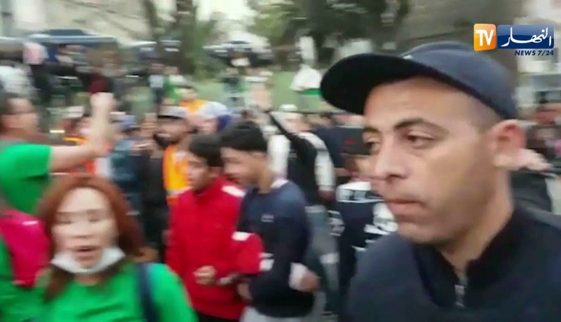 العاصمة: الشرطة يحتفلون بعد نهاية المسيرات السلمية