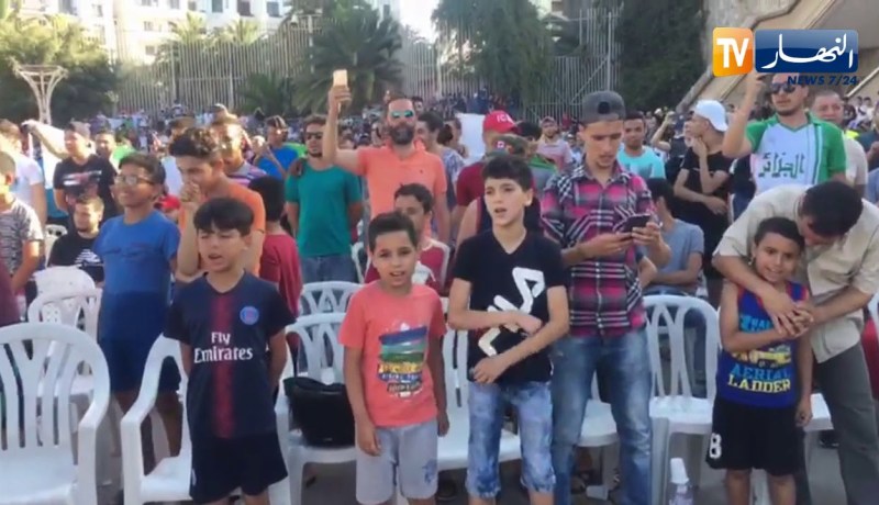 هكذا يتابع أنصار الخضر مقابلة السنغال بالجزائر العاصمة