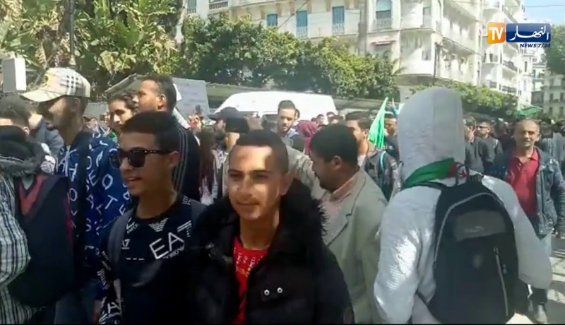 العاصمة/ خروج الطلبة في مسيرة سلمية رفضا للحكومة الجديدة مردّدين.. “البلاد بلادنا ونديرو راين”