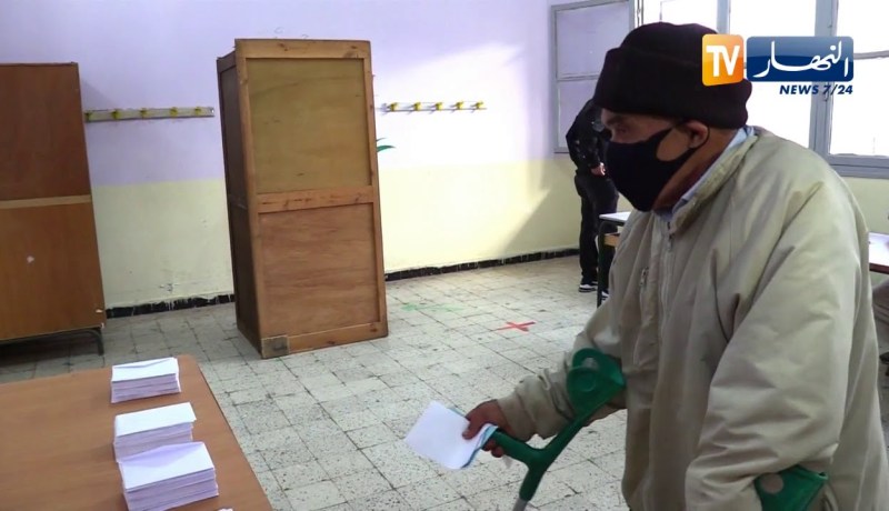 عمي محمد ..  إعاقة جسدية لم تمنعه من أداء واجبه الإنتخابي