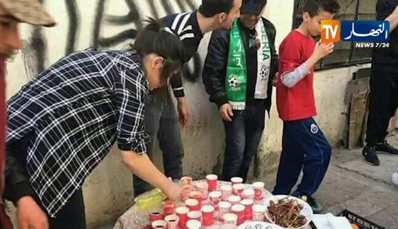 العاصمة: صور حضارية يصنعها الجزائريون بتوزيع الأكل على المتظاهرين