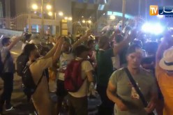 شاهد لحظة مغادرة حافلة المنتخب الوطني ملعب 30 جوان وسط الأنصار