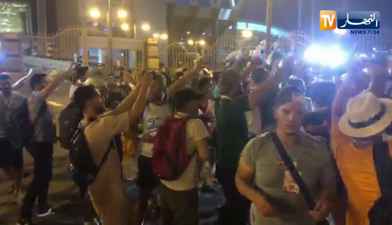 شاهد لحظة مغادرة حافلة المنتخب الوطني ملعب 30 جوان وسط الأنصار