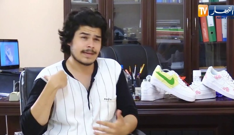 مجتمع: الرسم على الأحذية.. شباب يسترزقون عبر مواقع التواصل الإجتماعي