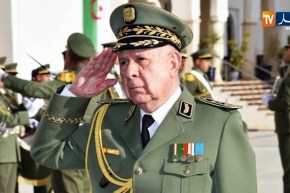 اللواء السعيد شنقريحة يعزي أسرة الشهيدين النقيب بن سماعيل والعريف الأول خالدي