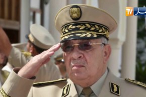 دفاع: الفريق أحمد قايد صالح في زيارة عمل إلى قيادة قوات الدفاع الجوي عن الإقليم