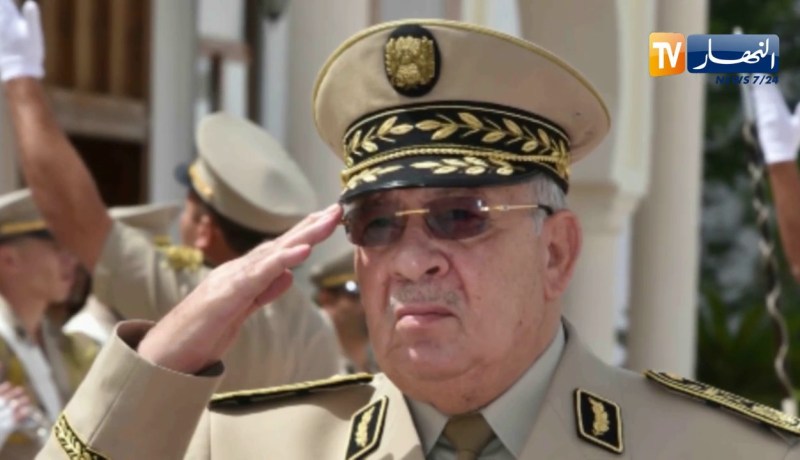 دفاع: الفريق أحمد قايد صالح في زيارة عمل إلى قيادة قوات الدفاع الجوي عن الإقليم