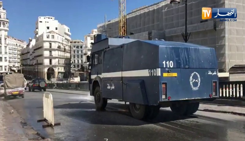مصالح الأمن تواصل عملية تطهير وتعقيم شوارع العاصمة لمكافحة تفشي فيروس كورونا