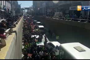 عمال الشركة الجزائرية  لتوزبع المياه بتيزي وزو ينضمون الى الحراك الشعبي في مسيرة سلمية