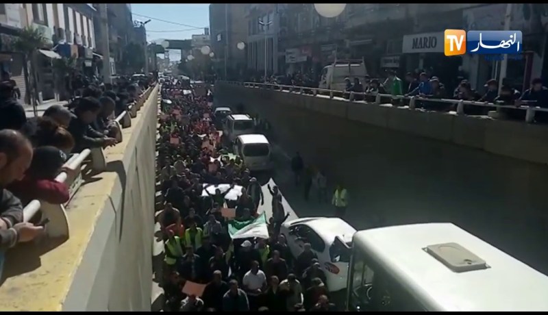 عمال الشركة الجزائرية  لتوزبع المياه بتيزي وزو ينضمون الى الحراك الشعبي في مسيرة سلمية