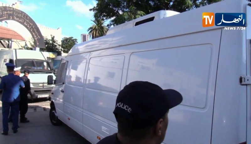 شاهد لحظة وصول وزير العدل السابق الطيب لوح   إلى سجن الحراش