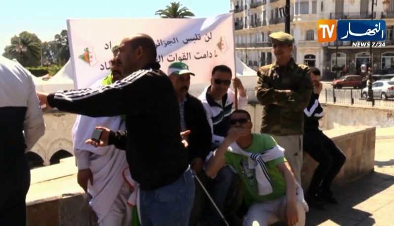 العاصمة: وقفة لمتقاعدي الجيش مساندة للمؤسسة العسكرية