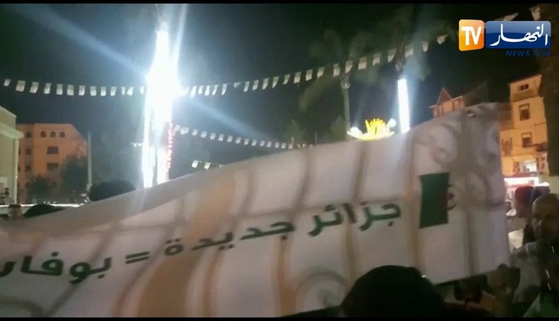 شاهد .. سكان بوفاريك في مسيرة ليلية بعد صلاة التراويح يطالبون برحيل المجلس البلدي