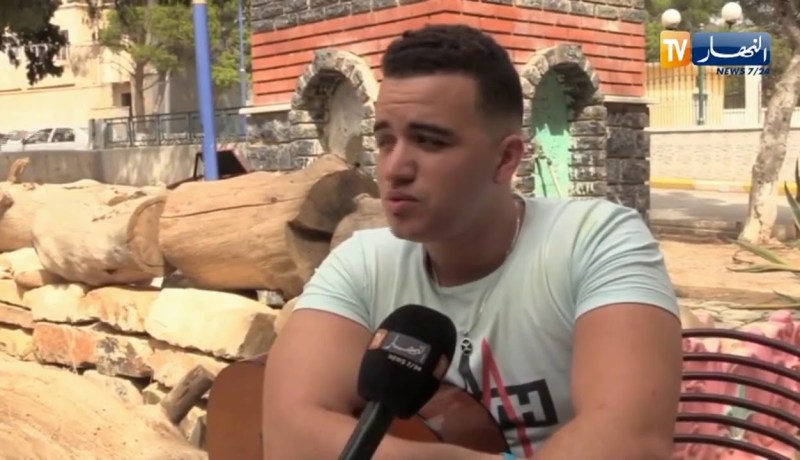 أم البواقي: أكرم عازف يتغنى بالزمن الجميل وموهبة تتوشح بالإبداع