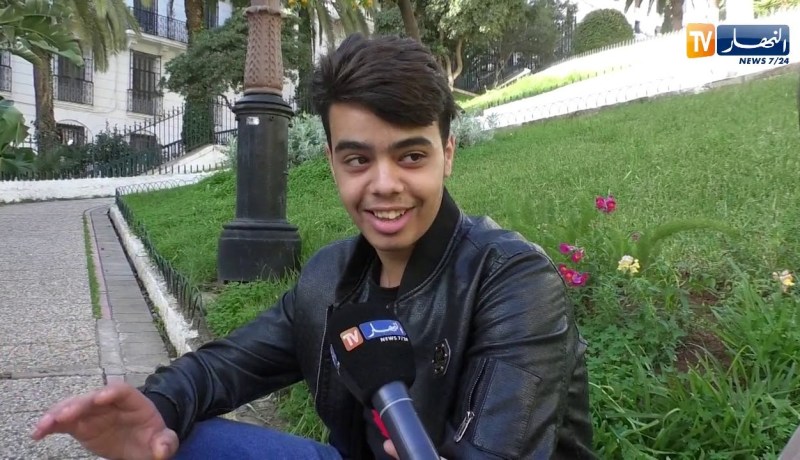 مجتمع: جزائريون مهووسون بالتكنولوجيا يملكون أكثر من هاتف وحاسوب