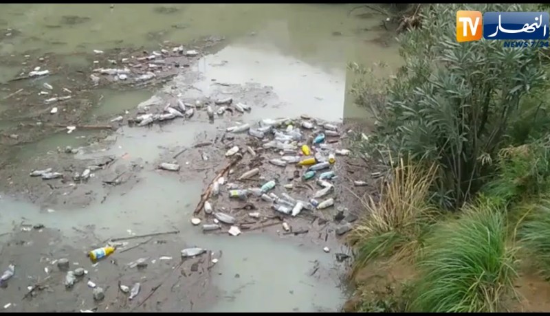 بجاية: شاهد تكدس النفايات بحاجز مائي جرفتها مياه الأمطار الأخيرة